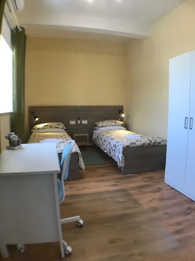 Corner Townhouse 1Km From University Msida Gazde/Camere de închiriat